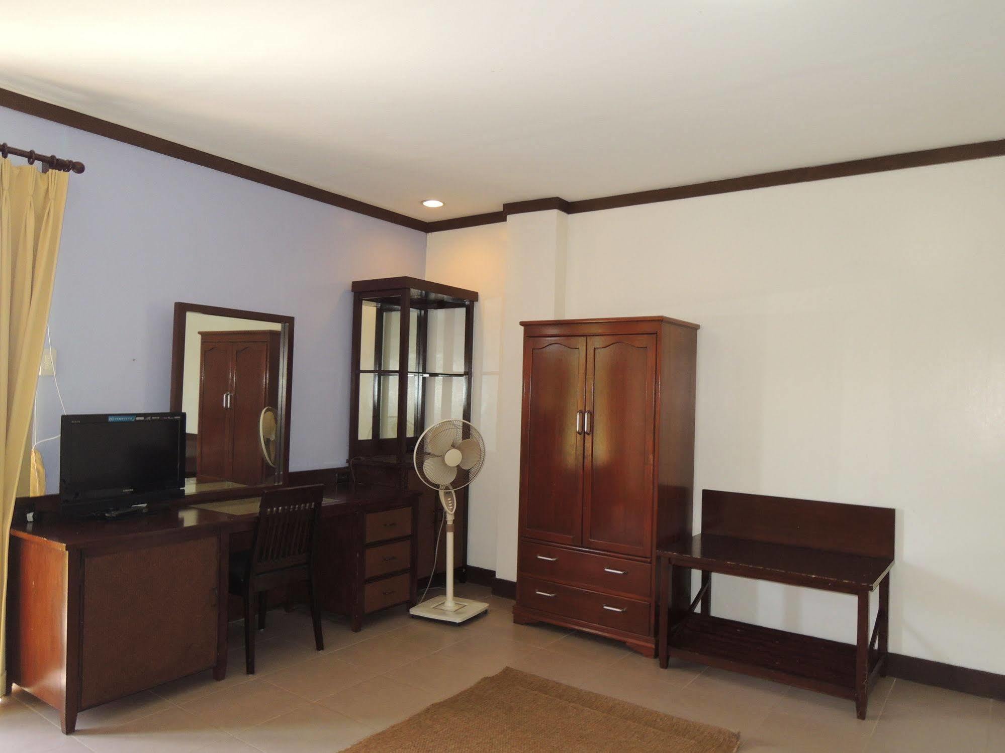 Palms Seaside Inn And Resort Medellin Екстериор снимка