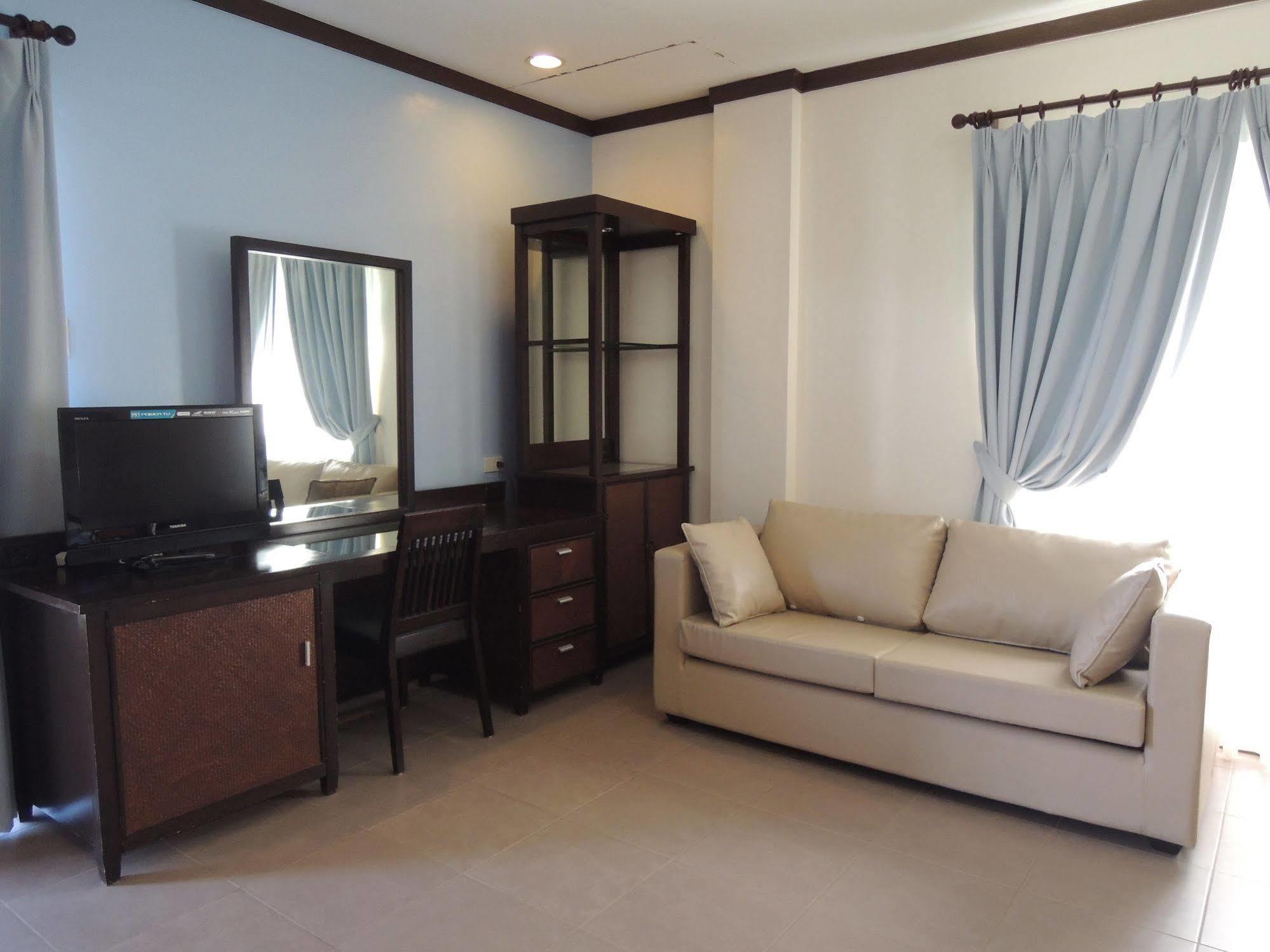 Palms Seaside Inn And Resort Medellin Екстериор снимка