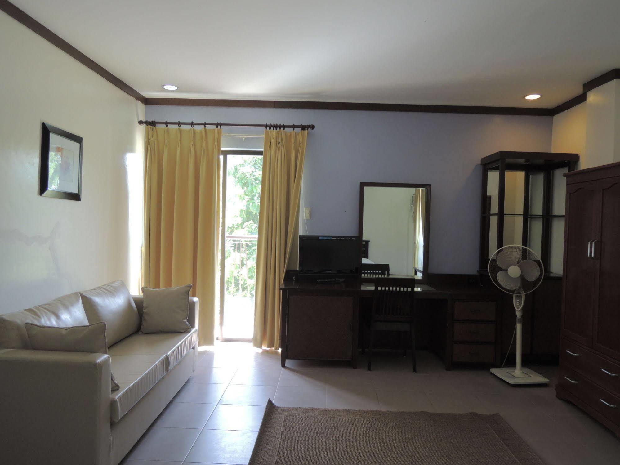 Palms Seaside Inn And Resort Medellin Екстериор снимка